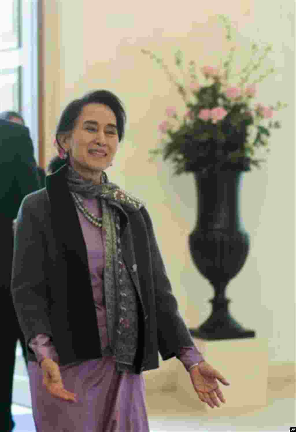 Myanmar Opposition Leader Aung San Suu Kyi arrives for meeting with German President Joachim Gauck at his residence, the Bellevue Palace in Berlin, Germany, Thursday, April 10, 2014. (AP Photo/Markus Schreiber)