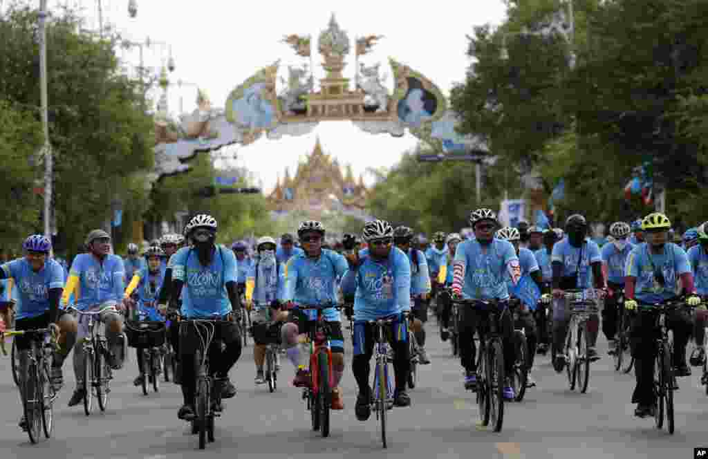 Hàng ngàn người đạp xe đạp tham gia sự kiện tôn vinh Hoàng hậu Sirikit trên đường phố thủ đô Bangkok.