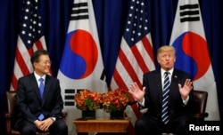 도널드 트럼프(오른쪽) 미국 대통령이 지난달 21일 뉴욕 유엔본부에서 문재인 한국 대통령과 회담에 앞서 기자들에게 발언하고 있다.