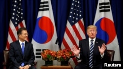 Tổng thống Hoa Kỳ Donald Trump (phải) và Tổng thống Hàn Quốc Moon Jae-in tại trụ sở LHQ, New York, ngày 21/9/2017.