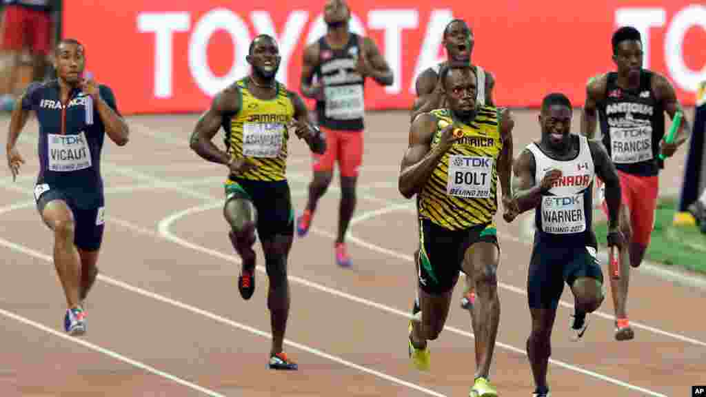 Usain Bolt wa Jamaica akiongoza timu yake kwa ushindi wa mbiyo za mita 4x100