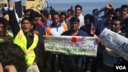 Pakistani travelers protest deportations, saying they have the right to apply for asylum under international law in Lesbos, Greece, April 4, 2016. (H. Murdock/VOA)