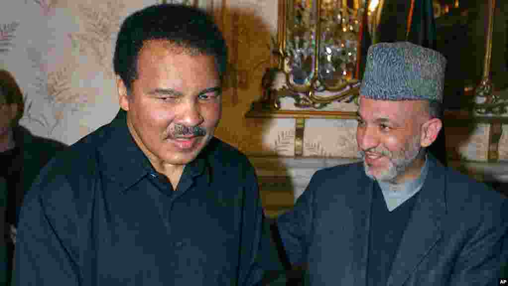 Mohamed Ali et le président Hamid Karzaï de l&#39;Afghanistan au palais national,17 novembre 2002.&nbsp;