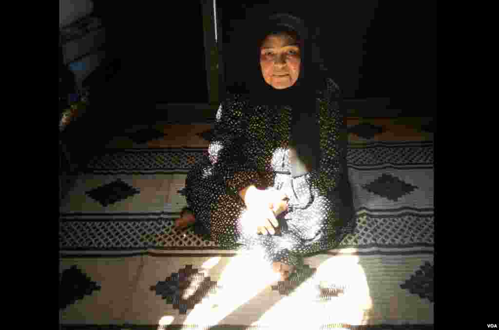 一位来自阿勒颇的妇女如今生活在大马士革郊区政府管理的一处难民中心。中心已经有很多难民，多数是土库曼族。 (J. Weeks/VOA)
