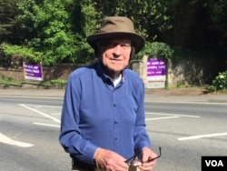 John Hodgson, 78, sees the Brexit vote as a matter of sovereignty. Vivid memories of World War II help shape his view that German influence in the EU is a threat to Britain. (L. Ramirez/VOA)