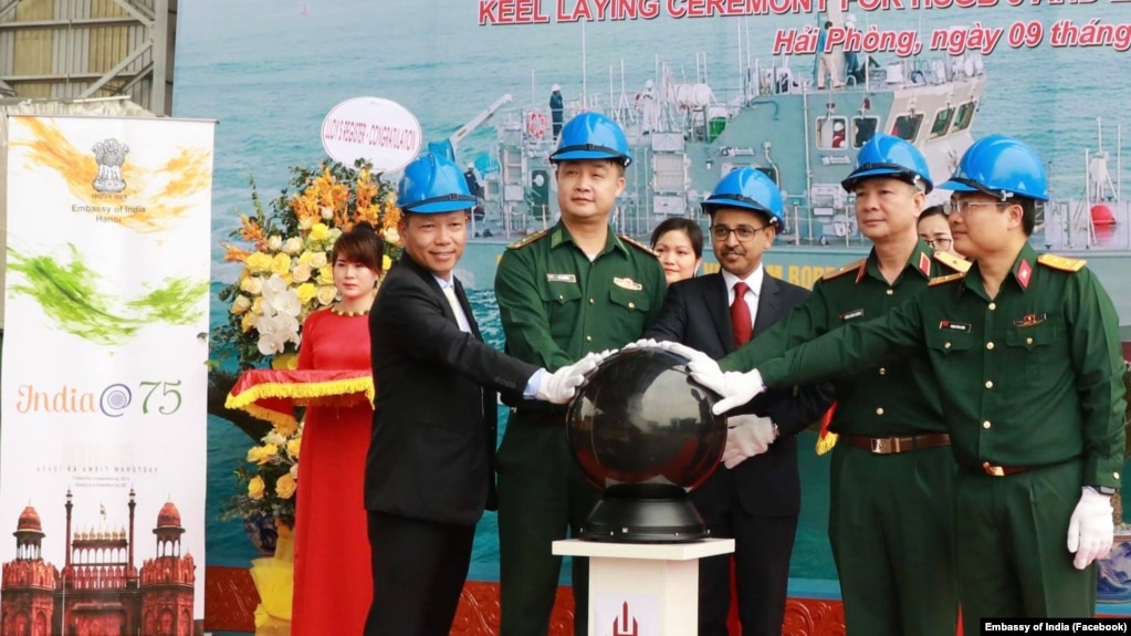Đại sứ Ấn Độ (thứ 3) và các đại diện của Việt Nam trong buổi lễ được tổ chức ở Hải Phòng vào ngày 9/4/2021.