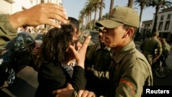 Une femme parle avec un policier lors d'une manifestation à Rabat, au Maroc, le 13 juin 2008.