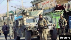 阿富汗安全部队人员在昆都士城内（2016年10月4日）