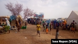 Déplacés au camp de Barsalogho, au Burkina, le 25 mars 2019. (VOA/ Issa Napon)