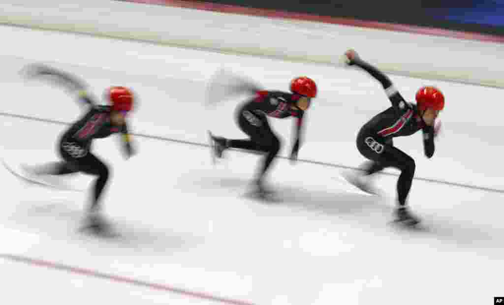 The Chinese women&#39;s team competes during the ISU single distance Speedskating World Championships in Inzell, Germany.