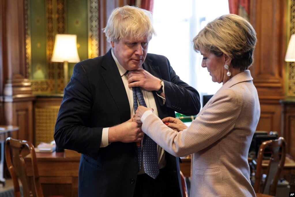 런던 외무부 청사에서 보리스 존슨 영국 외무장관이 넥타이 매무새를 고치는 것을 줄리 비숍 호주 외무장관이 도와주고 있다.