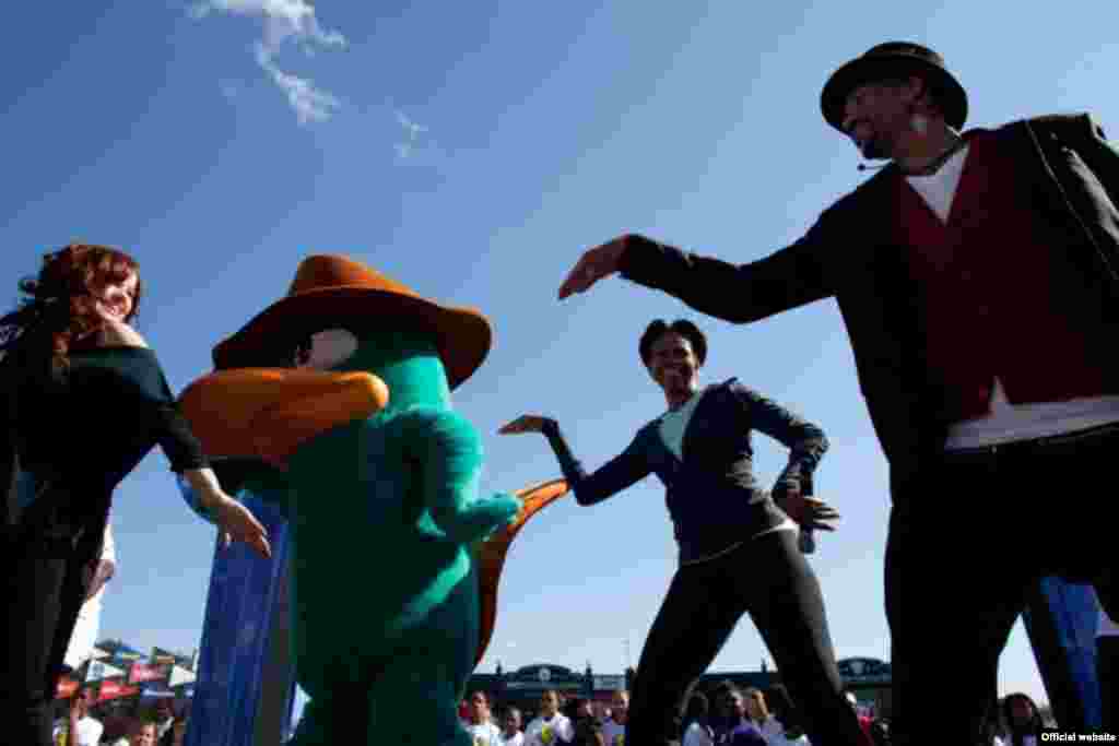 La primera dama Michelle Obama participa con algunos pasos de danza en la iniciativa "Ponerse en actividad es divertido” en el complejo deportivo de ESPN en el Walt Disney World Resort en Orlando. (Foto oficial de la Casa Blanca de Chuck Kenned