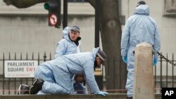 Para ahli forensik mencari barang bukti pasca serangan di London, Rabu (23/3). 