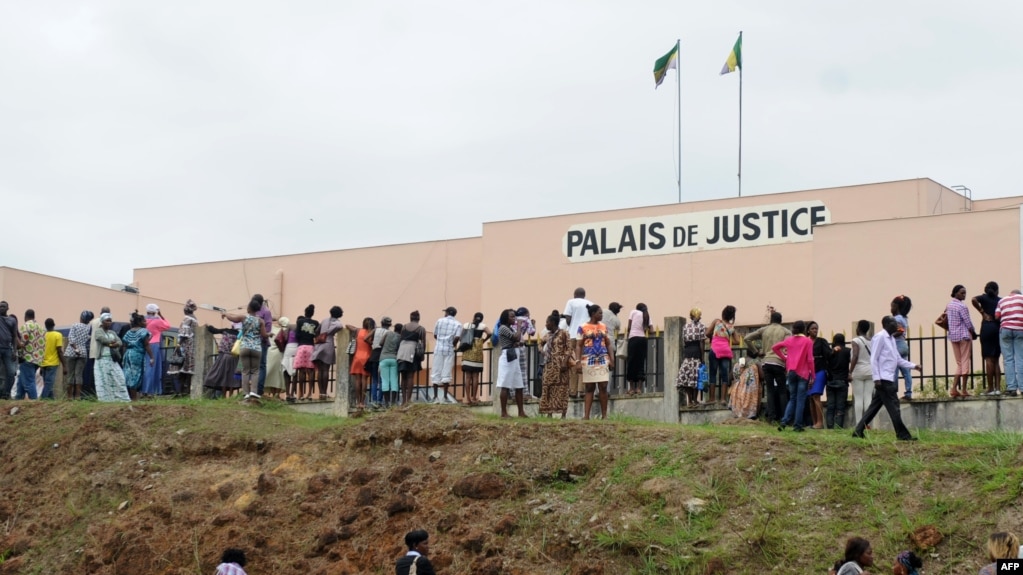 Des Gabonais sont réunis à l'extérieur du Palais de Justice à Libreville, le 5 septembre 2016.