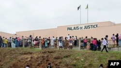 Des Gabonais sont réunis à l'extérieur du Palais de Justice à Libreville, le 5 septembre 2016.