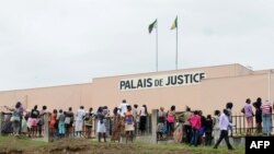Des Gabonais sont réunis à l'extérieur du Palais de Justice à Libreville, le 5 septembre 2016.