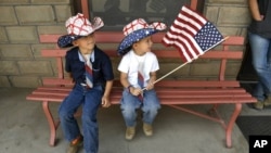 Truitt Price, de 6 años, (izquierda), y su hermano Sawyer, de 4 años, se vistierion para el feriado del 4 de julio en La Veta, Colorado, aunque el desfiel tuvo que ser cancelado debido al incendio Spring.