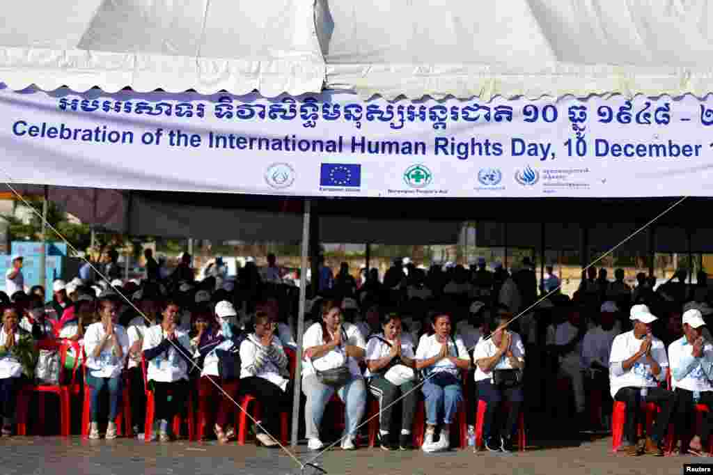 La gente se reúne en el Freedom Park durante una celebración del Día Internacional de los Derechos Humanos en Phnom Penh. 