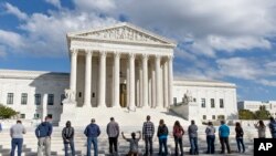 Des manifestants devant la Cour suprême à Washington (AP)