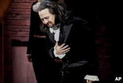 Lin-Manuel Miranda, compositor y creador del galardonado musical de Broadway, "Hamilton", recibe una gran ovación con lágrimas al final del estreno de la obra en San Juan, Puerto Rico, enero 11, 2019.