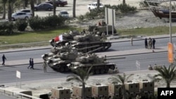 Танки на позиции в районе Жемчужной площади в Манаме. Бахрейн.