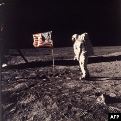 Astronavtlar Nil Armstrong va Edvin Aldrin 1969-yilning 20-iyulida “Apollo 11” kosmik kemasida Oyga parvoz qilgan.