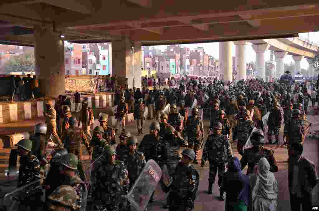 دہلی کے شمالی مسلم اکثریتی علاقوں میں صورتِ حال بدستور کشیدہ ہے جہاں پولیس اور نیم فوجی دستے تعینات ہیں۔ 