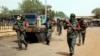 ARCHIVES - Patrouille mixte des Forces armées maliennes avec d'anciens rebelles à Gao, au nord du Mali, le 23 février 2017.