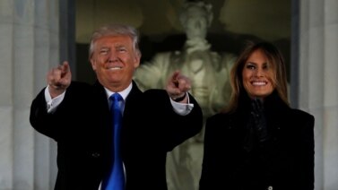 Tổng thống tân cử Donald Trump và vợ Melania tham dự buổi hoà nhạc tại Đài tưởng niệm Lincoln ở thủ đô Washington, 19/1/2017.