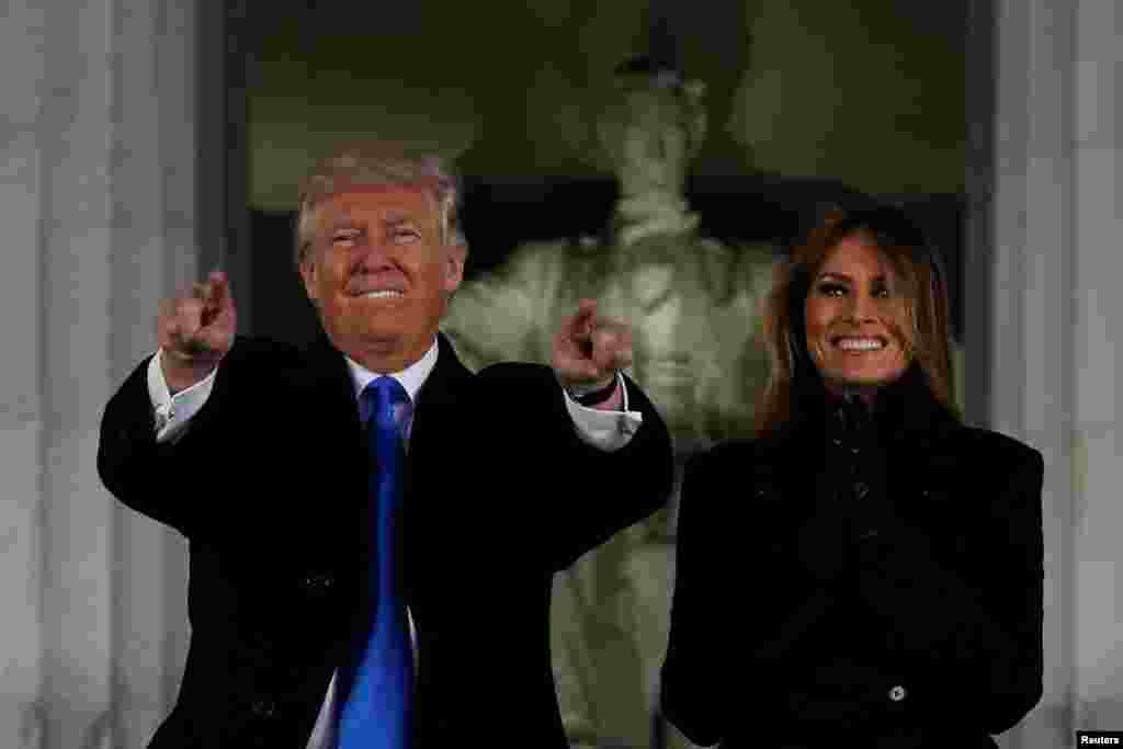 Le président élu des États-Unis Donald Trump et son épouse Melania participent à un concert d&#39;accueil Make America Great Again (Remettons aux Etats-Unis sa grandeur) à Washington, 19 janvier 2017. &nbsp;