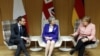 Le Premier ministre britannique Theresa May, la chancelière allemande Angela Merkel et le président français Emmanuel Macron suite à une réunion en marge du sommet des dirigeants européens à Bruxelles, le 22 mars 2018.