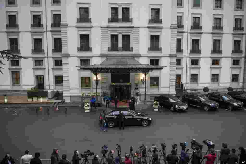 خبرنگاران و عکاسان رسانه&zwnj;های جهان در بيرون از هتل بوريواژ در لوزان سوئيس منتظر ورود هيات&zwnj;های نمايندگی در مذاکرات هستند. ۸ فروردين ۱۳۹۴ (۲۸ مارس ۲۰۱۵)