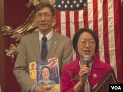 陳作舟作為社區代表﹐頒發獲得成就獎的紐約市議員陳倩文