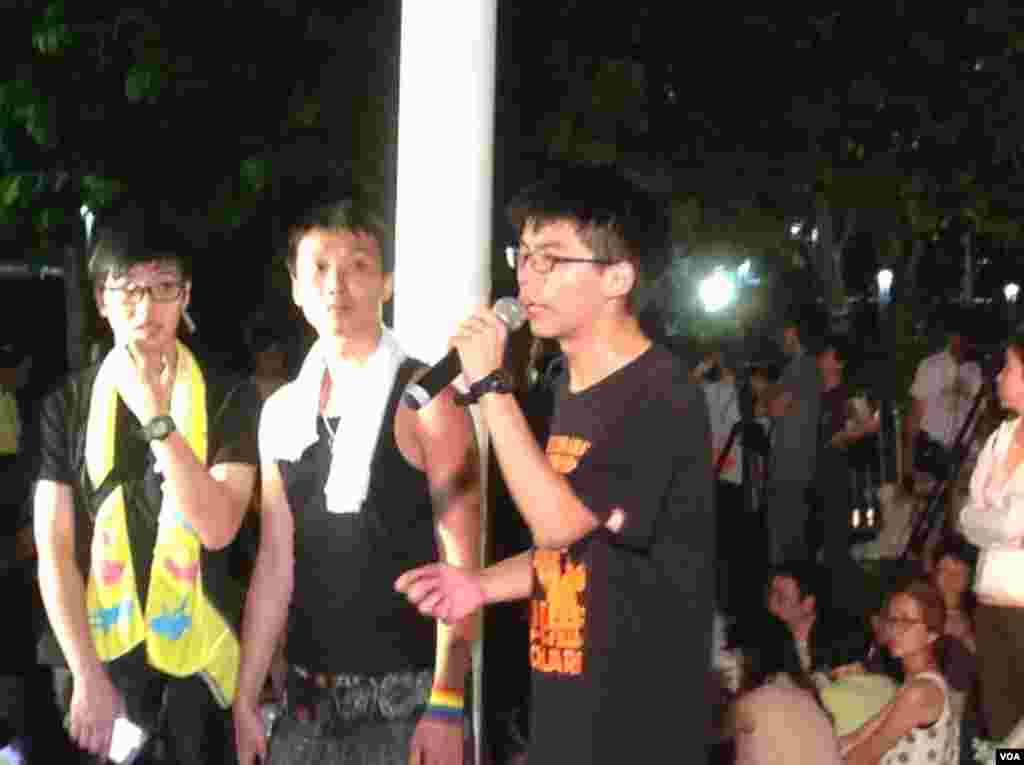 香港立法会辩论政改方案在星期三踏入最后阶段，大批支持和反对的示威人士在议会外的示威区分别举行集会。 (美国之音海彦拍摄)