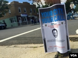 Poster buronan pembunuh imam di luar Masjid Jami al-Furqan, Ozone Park, New York.