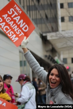 YWCA contra o racismo na Marcha das Mulheres de 21 de Janeiro em Washington DC