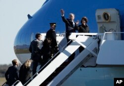 El expresidente George W. Bush y su esposa Laura, acompañaron los restos de su padre el expresidente George H.W. Bush a Washington.