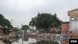 Des mares d'eau dans les quartiers de Luanda, propices à la prolifération du paludisme. 25 avril 2014.