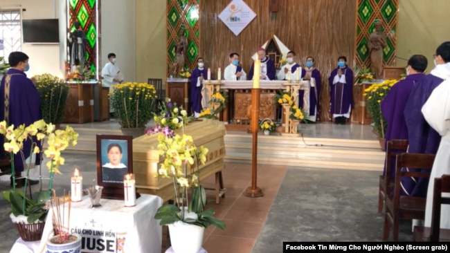 Lễ tiễn chân Linh mục Joseph Trần Ngọc Thanh người bị sát hại trong một vụ tấn công bằng dao tại nhà thờ khi đang trong lễ giải tội cho giáo dân của Giáo phận Kon Tum hôm 29/1.