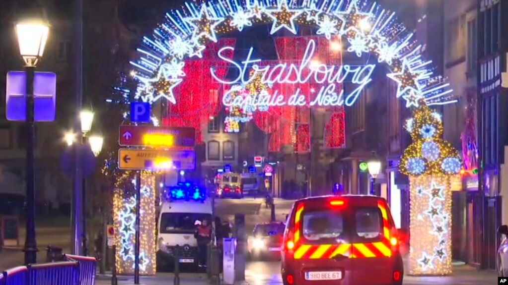 Los servicios de emergencia llegan a la escena del mercado navideño en Estrasburgo, Francia, el martes 11 de diciembre de 2018.