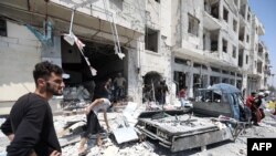 Arhiva - Sirijci se okupljaju na mjestu eksplozije automobila bombe u sjeverozapadnom sirijskom gradu Idlibu, 2. avgusta 2018.
