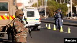 တောင်အာဖရိကနိုင်ငံ၊ Cape Town မြို့တွင် လုံခြုံရေးတာဝန်ယူထားသည့် တပ်ဖွဲ့ဝင်တဦး။ (ဓာတ်ပုံ - မတ် ၂၇၊ ၂၀၂၀)