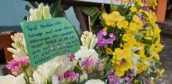 Puluhan karangan bunga dikirimkan berbagai kelompok masyarakat ke SMPN 1 Turi. (Foto: VOA/Nurhadi Sucahyo)