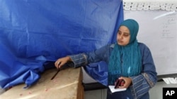An Egyptian woman casts her vote at a polling station in Alexandria, 10 Nov 2010