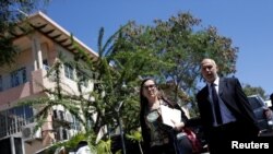 Direktè rejyonal "Oxfam International" pou Amerik Latin, Simon Ticehurst (adwat), avèk direktris ekzekitif biwo afilye "Oxfam Intermon", Margalida Massot, pandan yo t ap sòti nan yon rankont avèk Minis Ayisyen Planifikasyon ak Kowoperasyon Ekstèn, Aviol Fleurant, nan Pòtoprens.