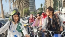 Marina Syeh di antara para pengendara motor perempuan di Pakistan. (Foto- Facebook- Rowdy Rides)