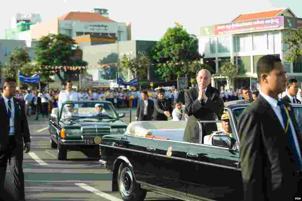 King Norodom Sihamoni leaves to the Royal Palace after lighting the victory flame to celebrate 65th anniversary of Independent Day at the Independent Monument this morning on the 9th November, 2018.(Tum Malis/VOA)