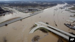 Nước lũ ngập tràn xa lộ liên bang 44, Valley Park, Missouri, ngày 30/12/2015. 