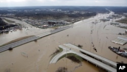 洪水淹没美国密苏里州44号州际公路的一段（2015年12月30日）
