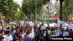 Người dân thủ đô Hà Nội diễu hành quanh Hồ Gươm giương cao biểu ngữ phản đối chính quyền chặt hạ cây xanh, ngày 22/3/2015.